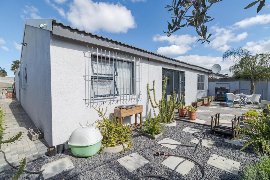 5 Bedroom Property for Sale in Loucharmante Western Cape